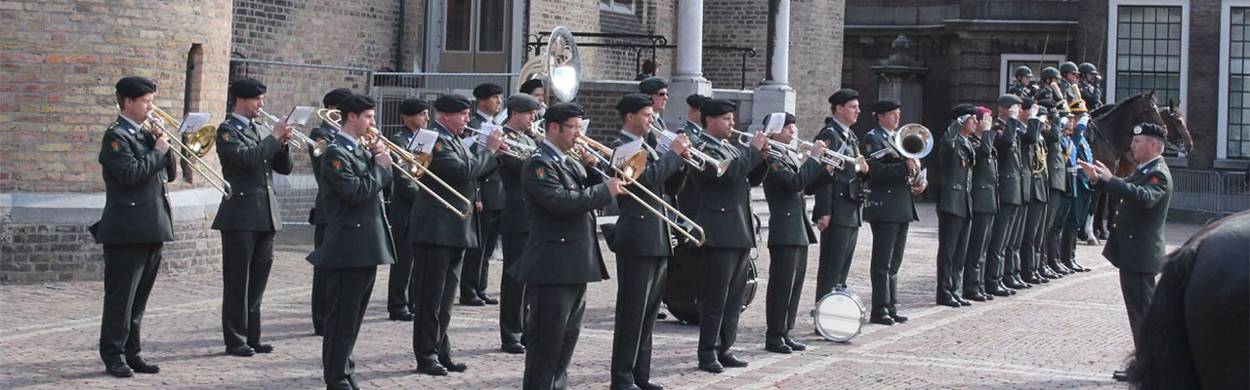 Fanfare 'Bereden Wapens' speelt op het Binnenhof in Den Haag.