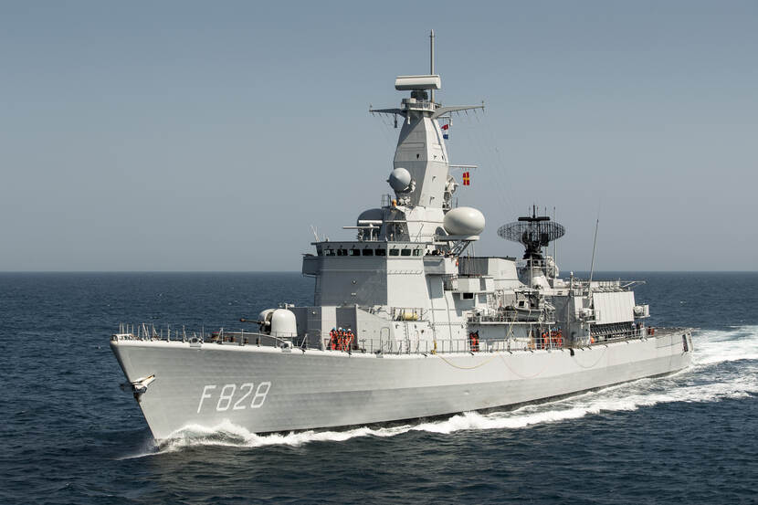 M-fregat Zr.Ms. Van Speijk op de Noordzee (mei 2017).