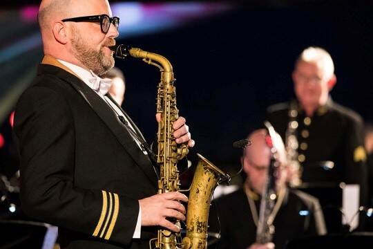 Een militaire saxofonist.