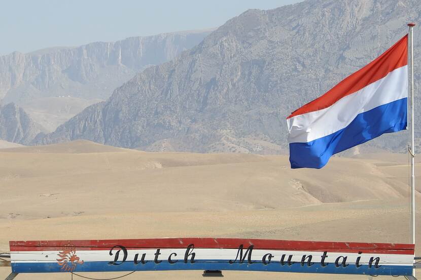 De vlag die van 2015 tot voor kort wapperde op kamp Marmal in Mazar-e-Sharif tijdens de Resolute Support-missie van de NAVO.