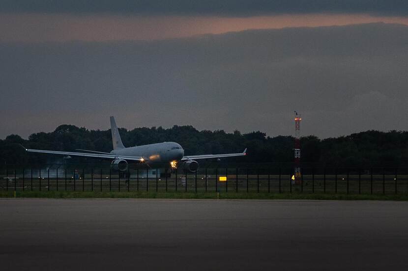 Vliegtuig landt op Vliegbasis Eindhoven.