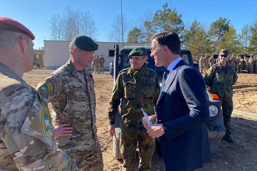 Premier Rutte praat met militairen.