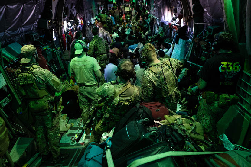 Special forces, luchtmachtmilitairen en Afghaanse evacués in een C-130-transportvliegtuig.