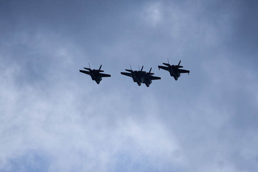 Voor het eerst F-35's die boven Den Haag een eerbetoon brengen.