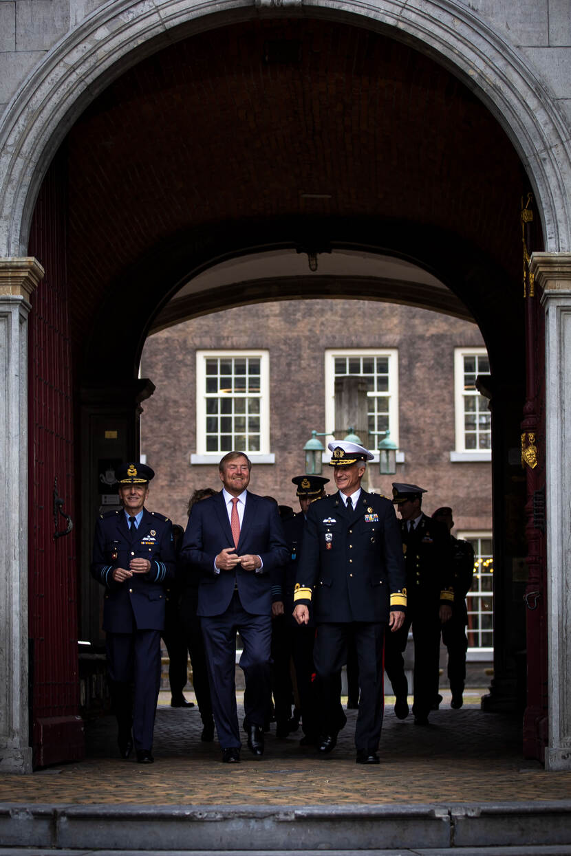 De koning, luitenant-generaal Verbeek en generaal-majoor Oppelaar lopen door de Kasteelpoort.