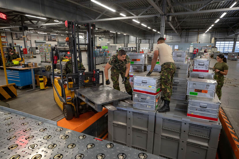 Militairen op Vliegbasis Eindhoven maken de vracht met hulpgoederen gereed.