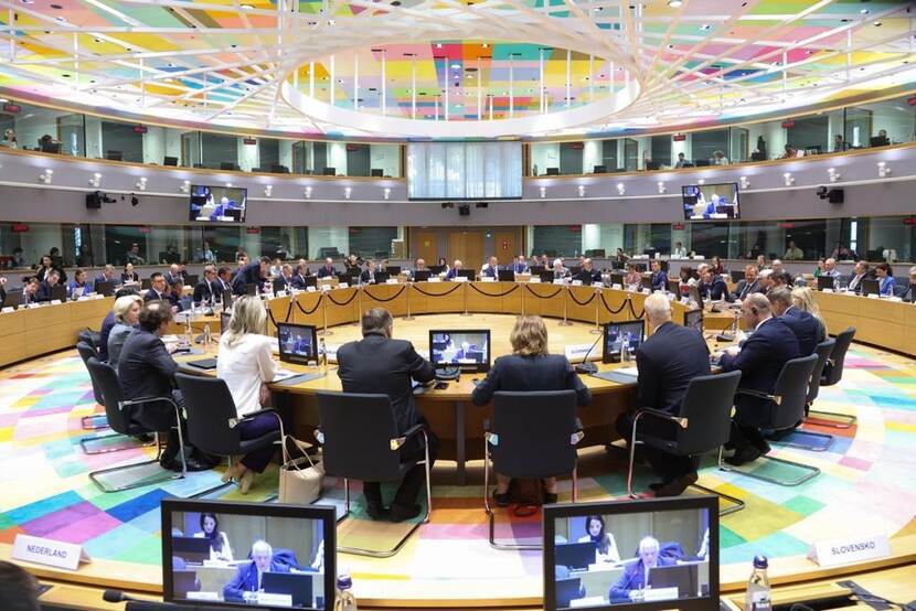 Defensieministers EU aan grote ronde tafel.