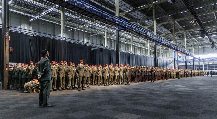 750 landmachtmilitairen staan opgesteld in een grote hal.