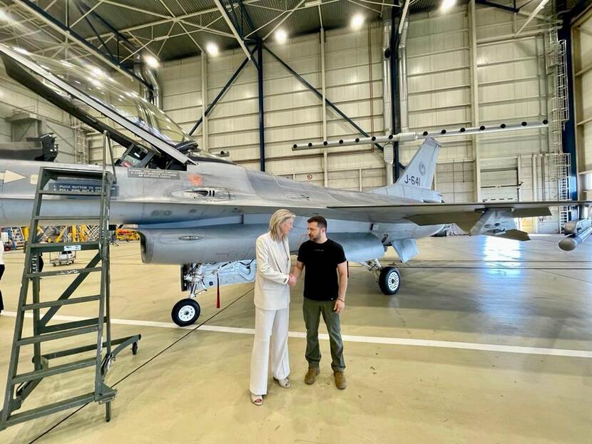 Minister van Defensie Kajsa Ollongren en president Volodymyr Zelensky poseren voor een F-16.