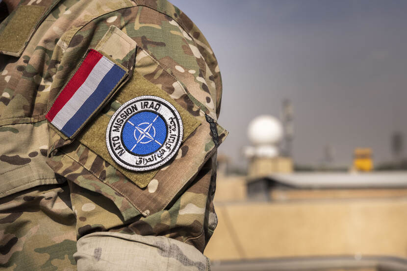 Embleem NAVO-missie Irak op uniform.