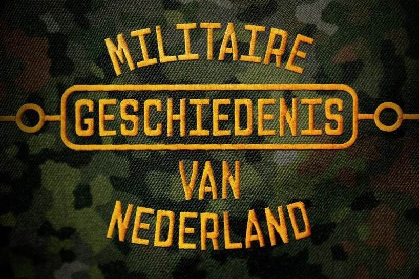 Tekst Militaire geschiedenis van Nederland op camouflage-achtergrond.