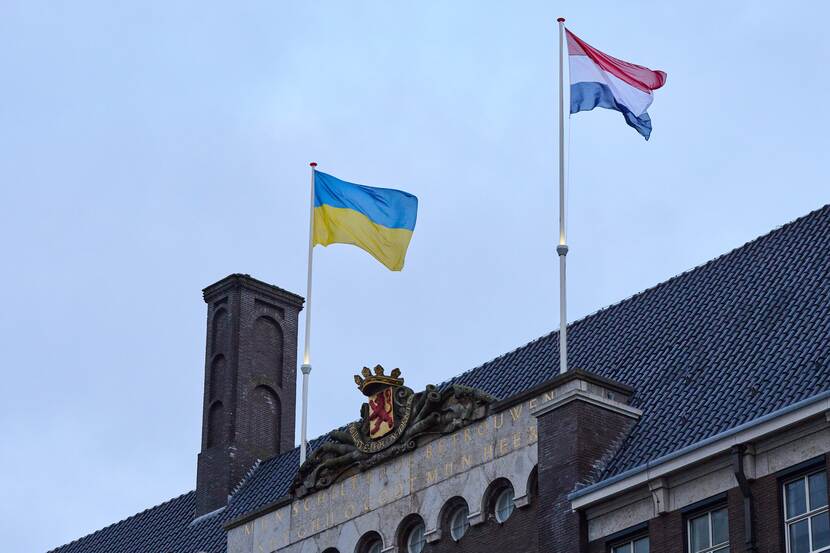 De Nederlandse en Oekraïense vlag wapperend op een gebouw.
