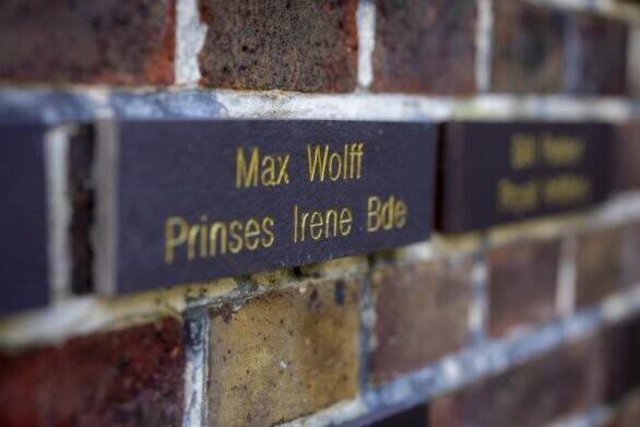 Naam Max Wolff op herdenkingsmuur.