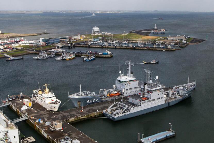 Luchtfoto van de marinehaven in Den Helder.