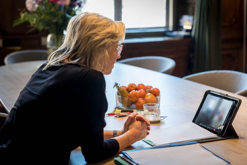 Minister Kajsa Ollongren achter een laptop.