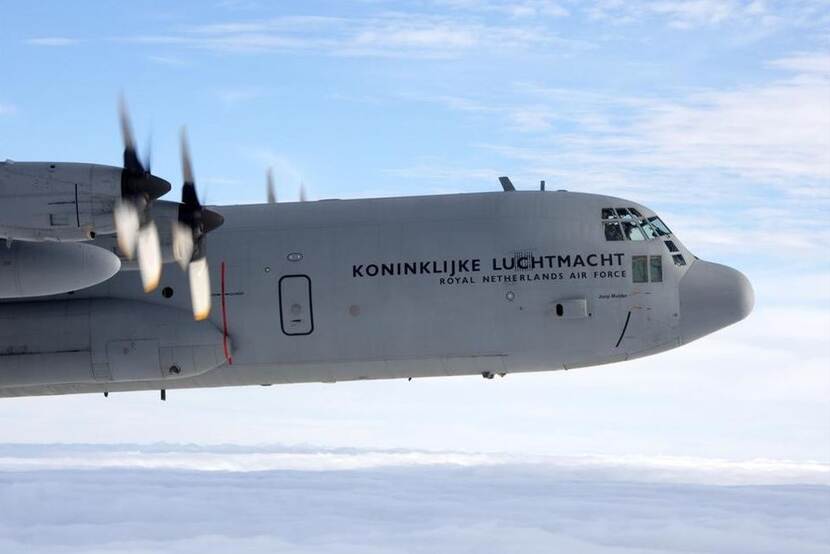 Voorkant van een C-130 Hercules in de lucht.