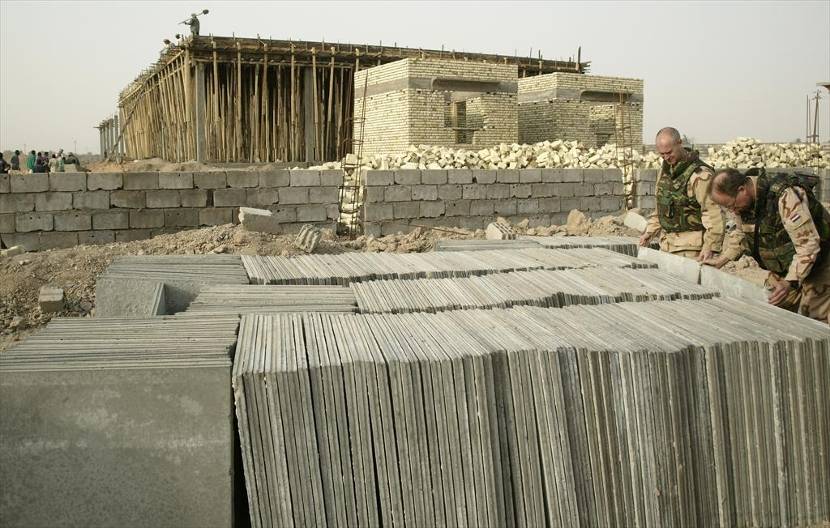 Militairen op een bouwput in Irak (2005).