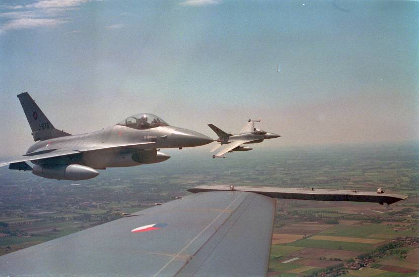 Luchtopname F-16A's van 312 Squadron.