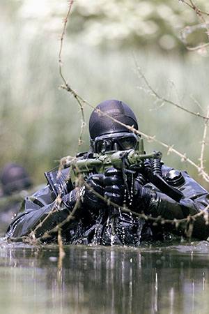 Commando in het water richt zijn geweer.