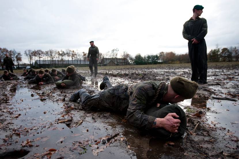 Commando's kruipen door de modder.