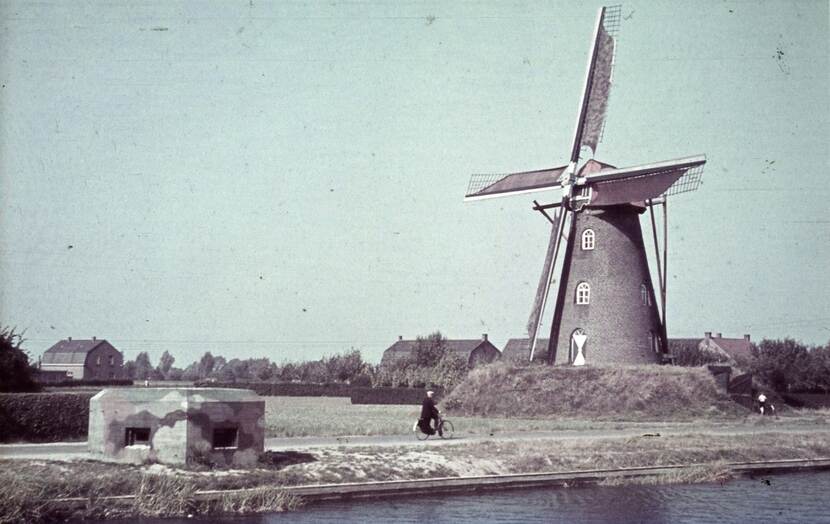 Een Nederlandse molen tijdens de oorlog.