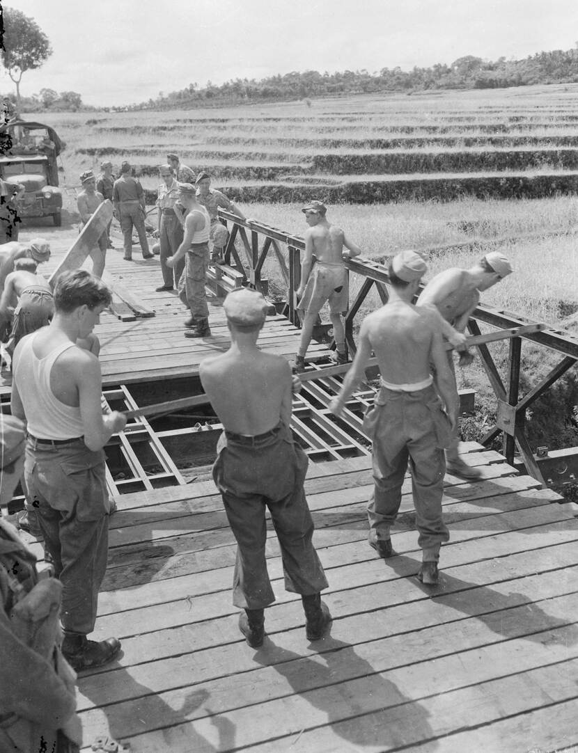 Militairen bouwen een baileybrug.