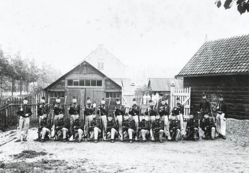 Zwart-wit foto van een peloton Spoorwegtroepen in 1900.