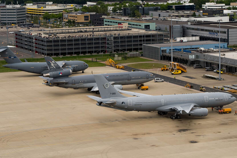 3 transportvliegtuigen op Vliegbasis Eindhoven.