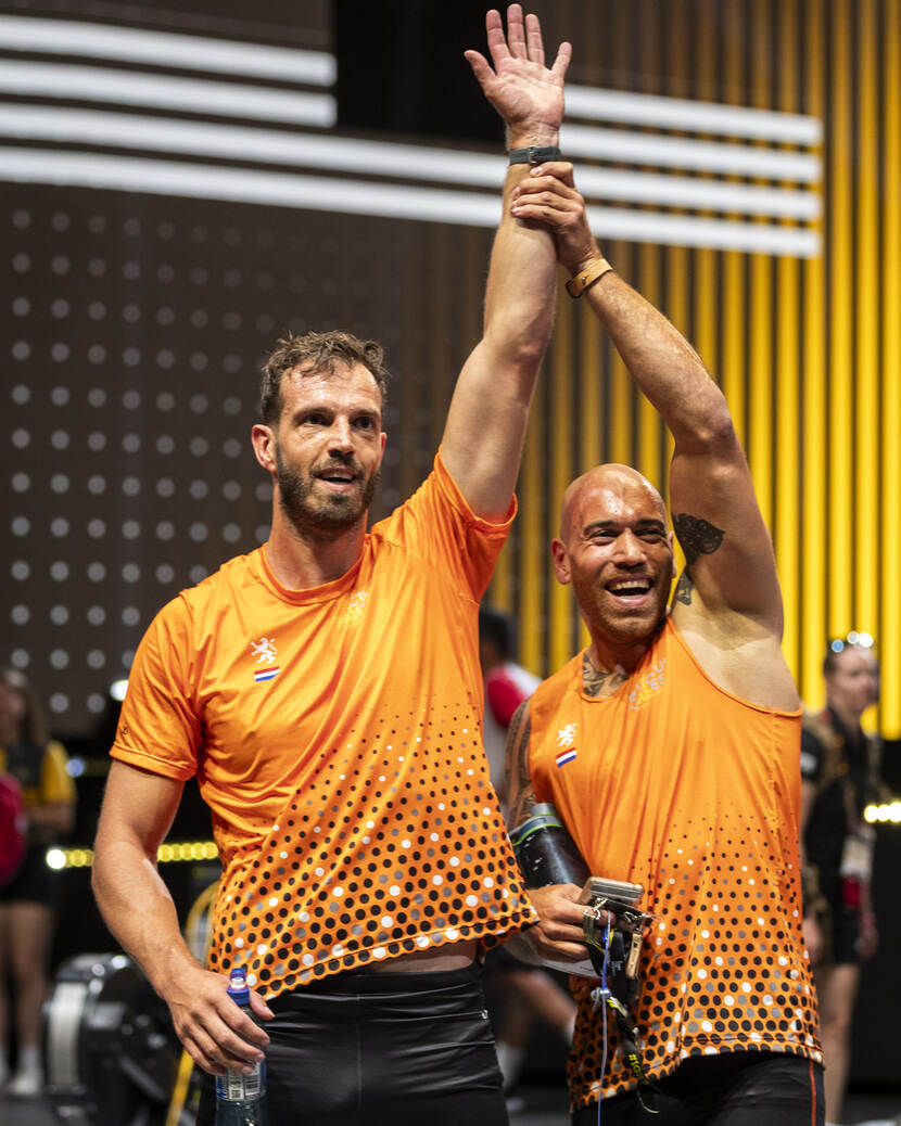 Twee Nederlandse sporters juichen.
