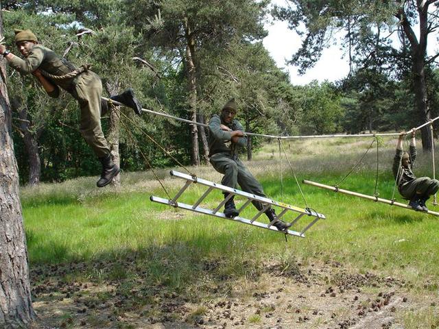 Commando's in opleiding op de touwbaan.