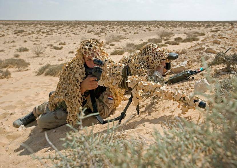 Een Nederlands scherpschutter in Afghanistan (ISAF) met een Accuracy en naast hem een spotter met een laserafstandbepaler van Leica/Vectronix.
