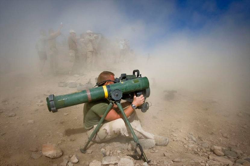 Militair heeft net een Gill-antitankwapen afgevuurd op de heavy weapons range bij Kamp Holland, Afghanistan.