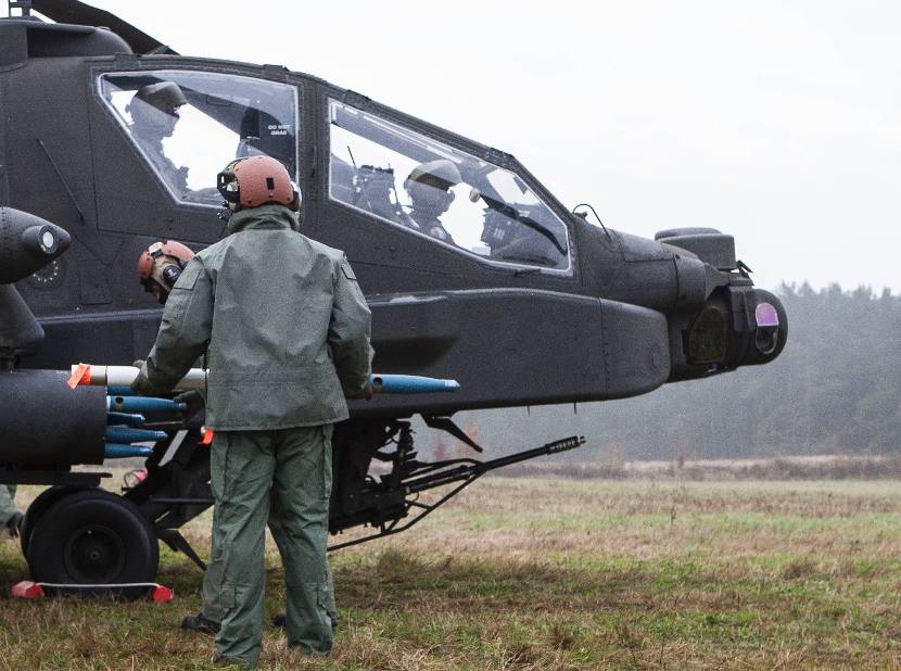 Grondpersoneel (her)laadt de rocketpods met Hydra 70-raketten tijdens Helicopter Weapons Instructor Course op het Duitse oefengebied Bergen-Hohne, opleiding tot wapeninstructeur (2014).