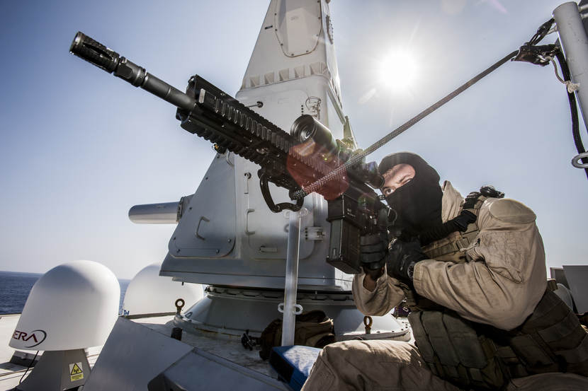 Een marinier van een boarding team oefent tijdens antipiraterijmissie Ocean Shield met de HK417. Hij laat het wapen op een horizontaal gespannen touw rusten voor stabiliteit (mei 2014).