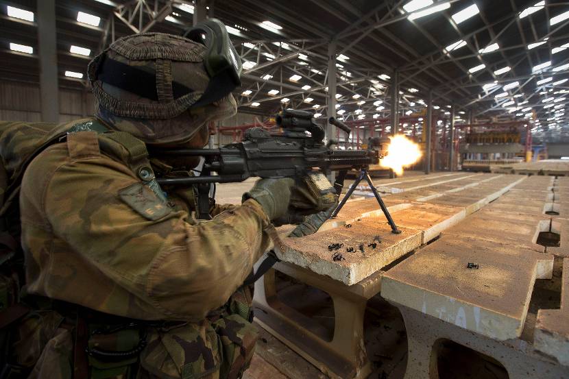 Een luchtmobiele infanterist vuurt met zijn Minimi tijdens een oefening in de oude steenfabriek van Renkum, 2014.