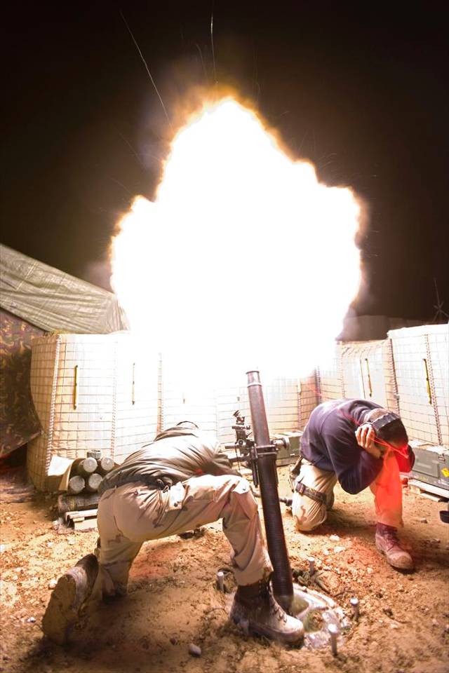 Militairen vuren een lichtgranaat af ter ondersteuning van een nachtelijke Nederlandse operatie in de Afghaanse provincie Uruzgan in 2007.