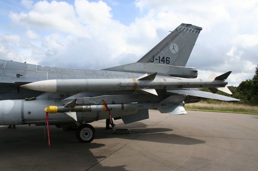 AIM-120 en AIM-9, opgehangen aan een F-16.