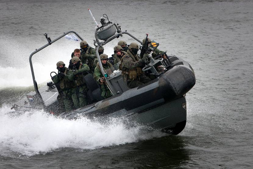 Mariniers varen met hoge snelheid met een FRISC door het water.