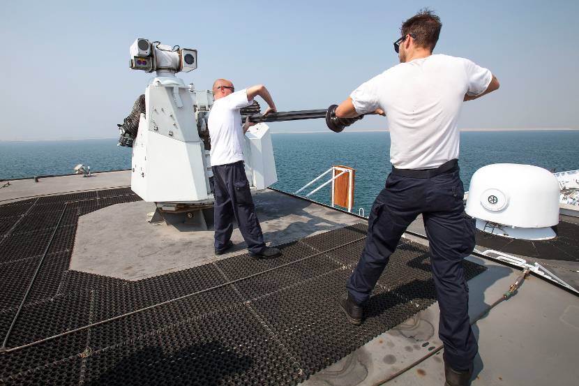 2 marinemannen voeren onderhoud aan het Marlin 30mm-wapensysteem.