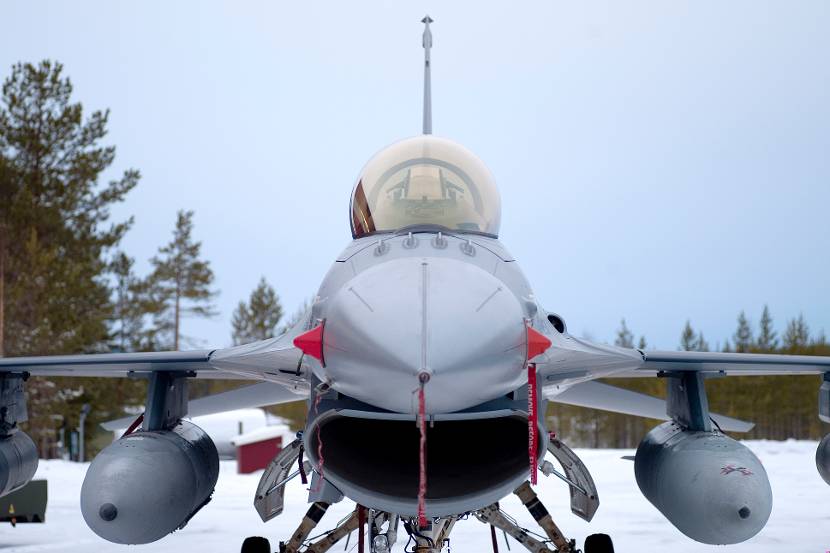 Vooraanzicht van een F-16 in de sneeuw