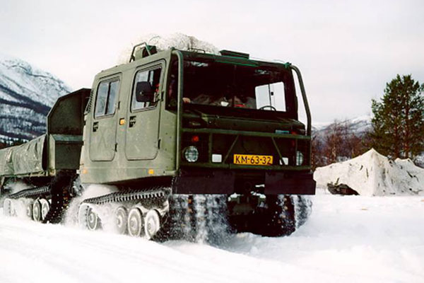 Een Band Vagn 206 D6-transportvoertuig (Flat Bed, FB) rijdend in de sneeuw.