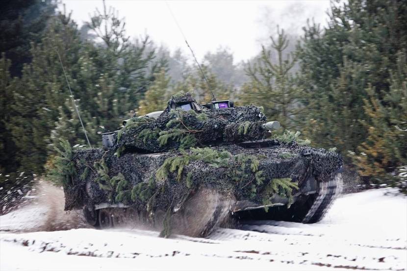CV90 rijdt in de sneeuw.