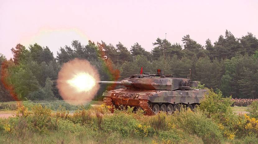 Leopard 2 A6-gevechtstank lost een schot.