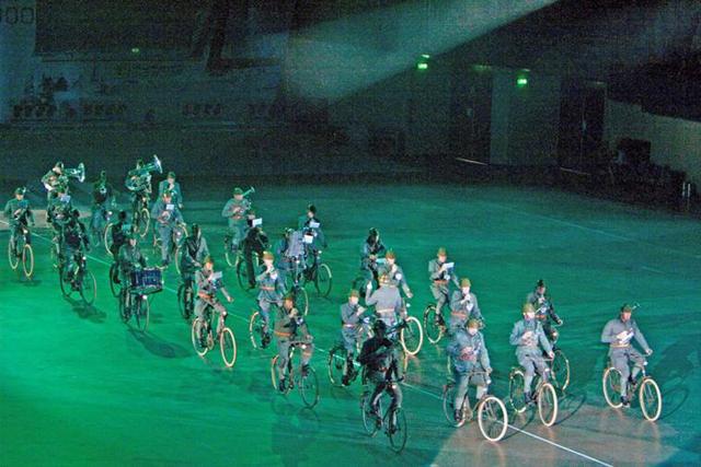 Het Korps Wielrijders (FKKLBW) geeft een muzikaal optreden op de fiets.
