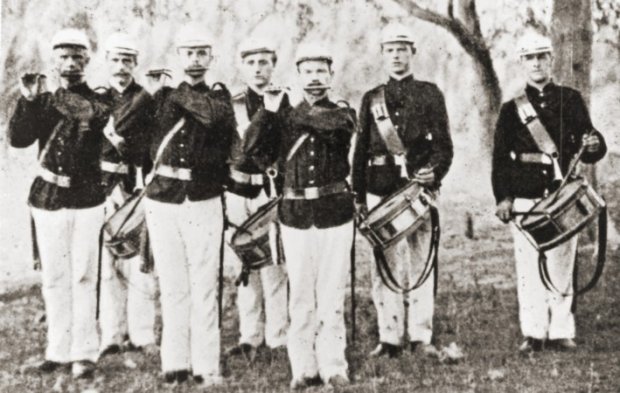 Tamboers en Pijpers van het Korps Mariniers in Nederlands-Indië (1895).