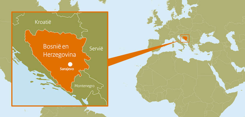 Bosnië en Herzegovina uitgelicht op wereldkaart met omringende landen Kroatië, Montenegro, Servië en de hoofdstad Sarajevo aangeduid.