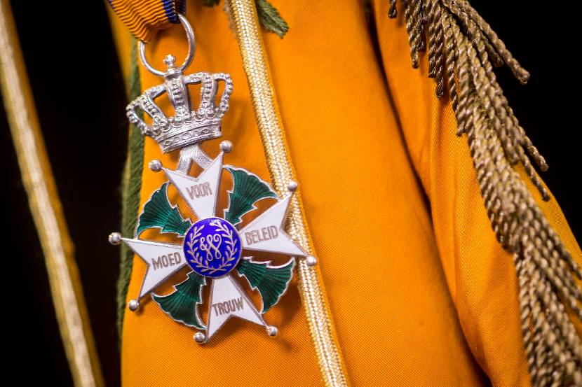 De Militaire Willems-Orde bevestigd aan het vaandel van het Korps Mariniers.