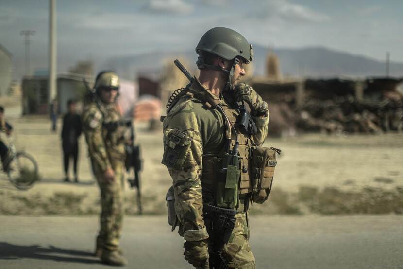 Militairen tijdens voetpatrouille in Afghaanse straat.