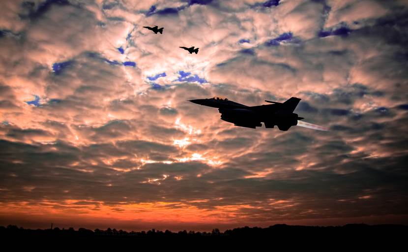 F-16's tijdens zonsondergang.