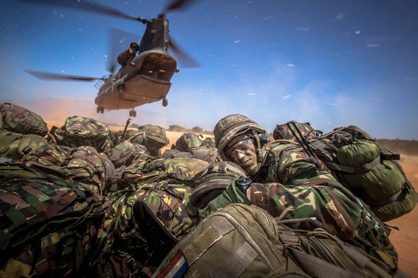 Militairen en Chinook-transporthelikopter.